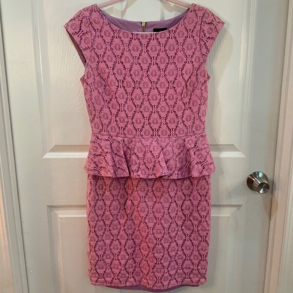 ADRIANNA PAPELL LILAC LACE WEDDING OCCASION PENCIL PEPLUM DRESS SIZE 10 - Picture 1 of 8